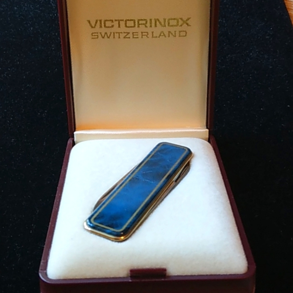 VICTORINOX PENKNIFE
